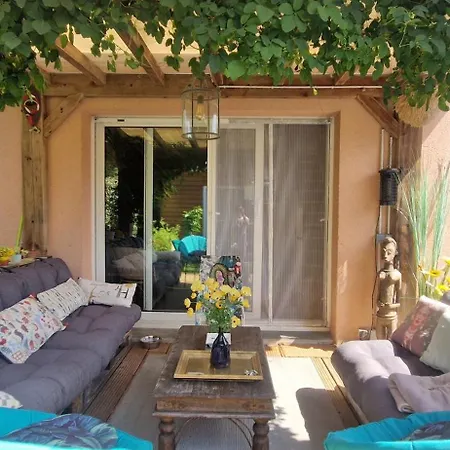 Patio D'artiste بيت للعطل كابروتو
